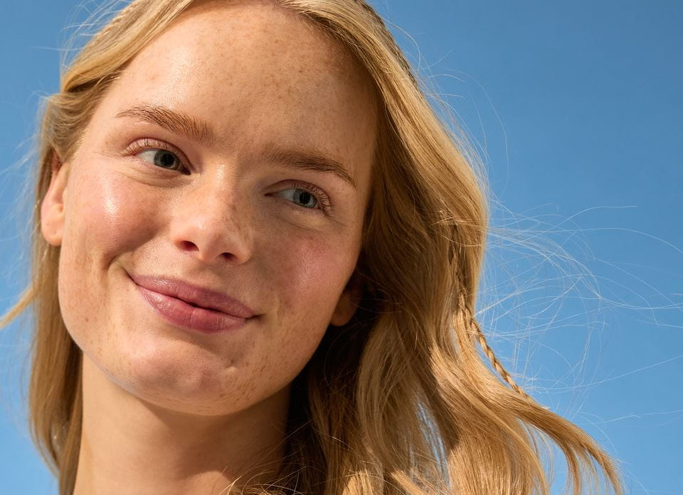 Donna che prende il sole