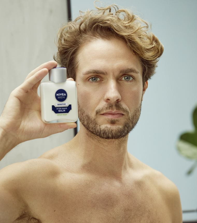 młody mężczyzna używa wody po goleniu Nivea Men