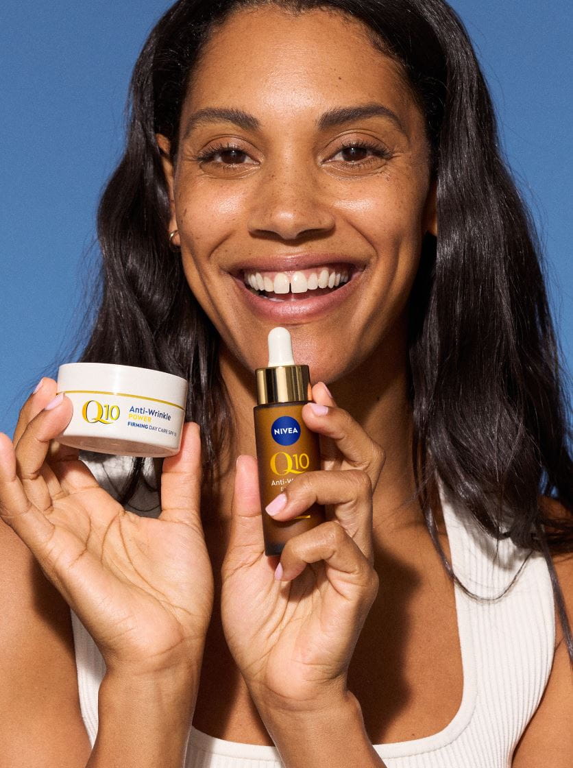 jonge vrouw die Nivea Q10-producten gebruikt