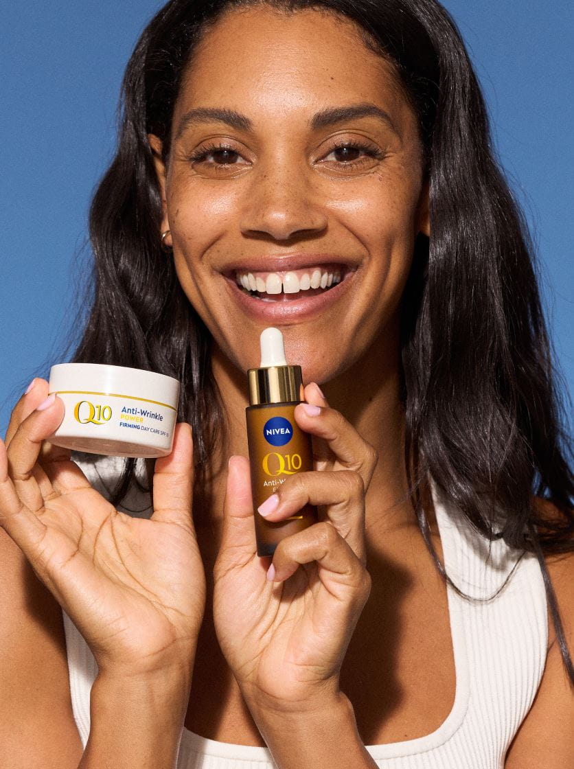 jonge vrouw die Nivea Q10-producten gebruikt