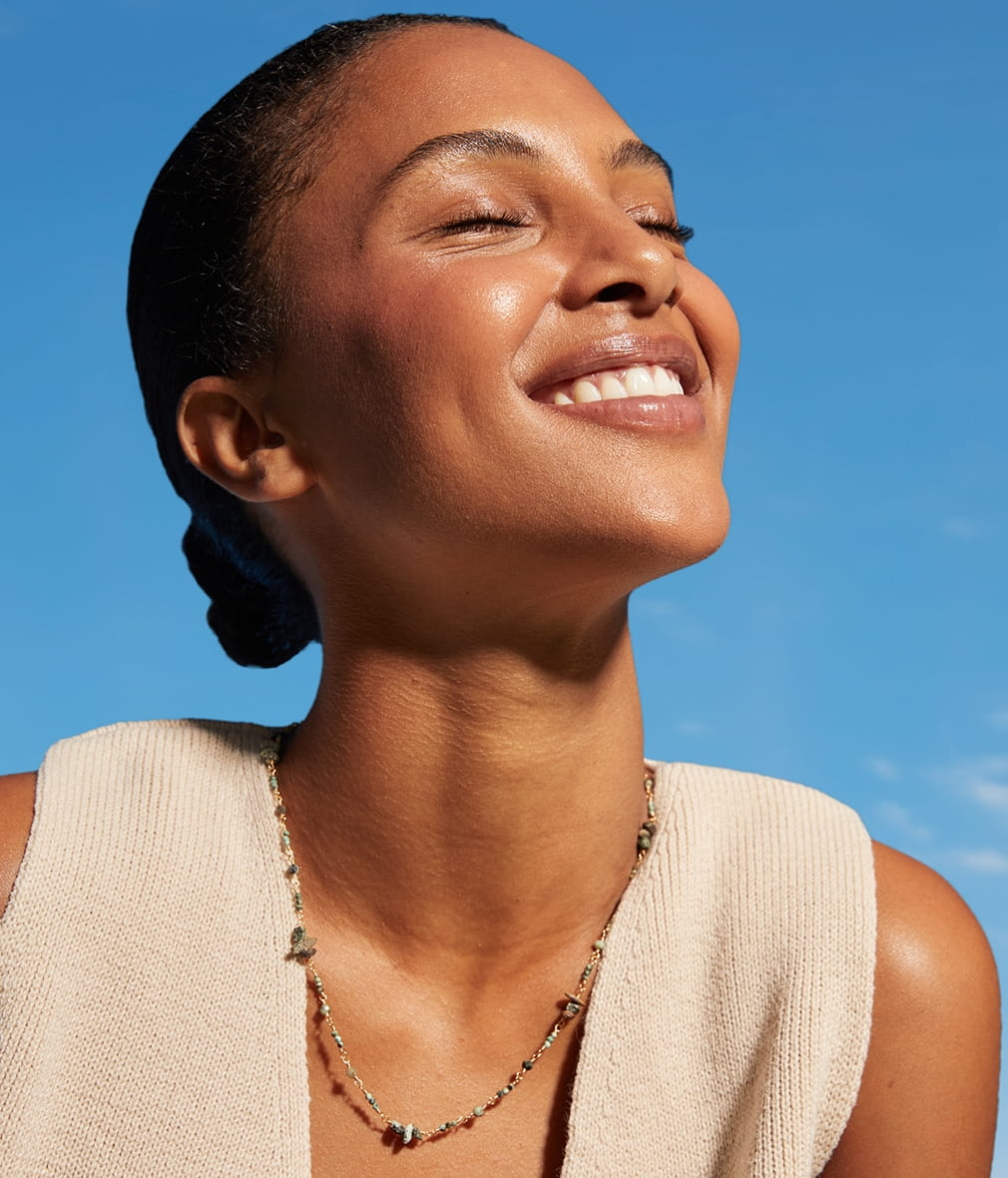 fille qui applique de la creme NIVEA