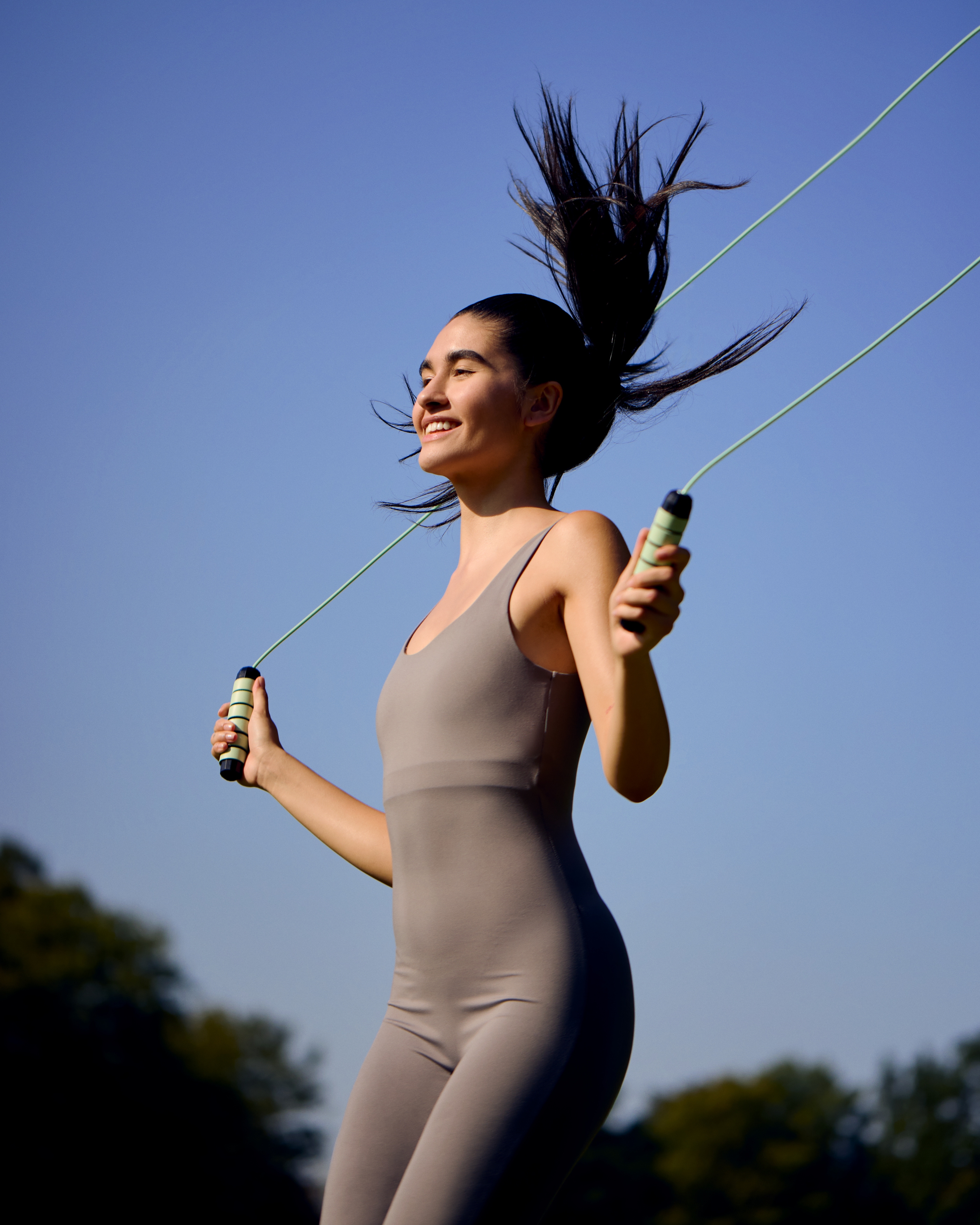 Kvinna hoppar hopprep