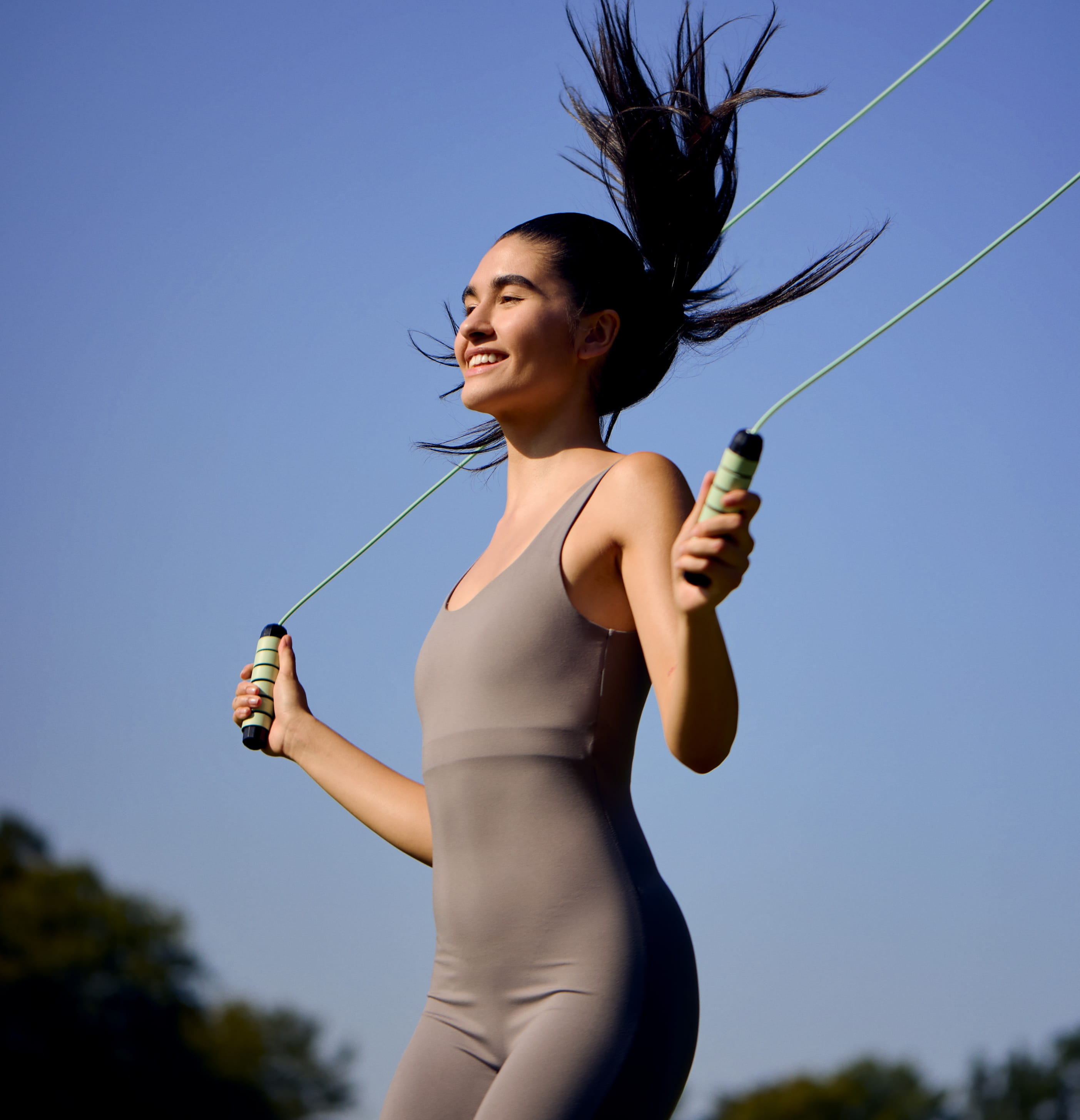 Kvinna hoppar hopprep