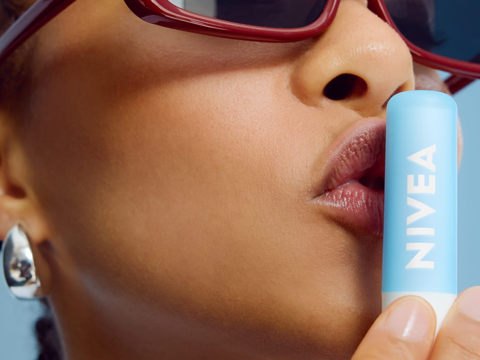 En person som pussar på ett läppcerat