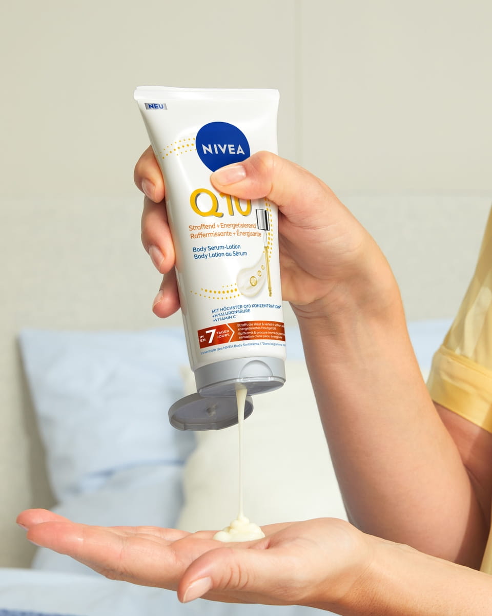 Frau nutzt das neue NIVEA Q10 Body Lotion-Serum.