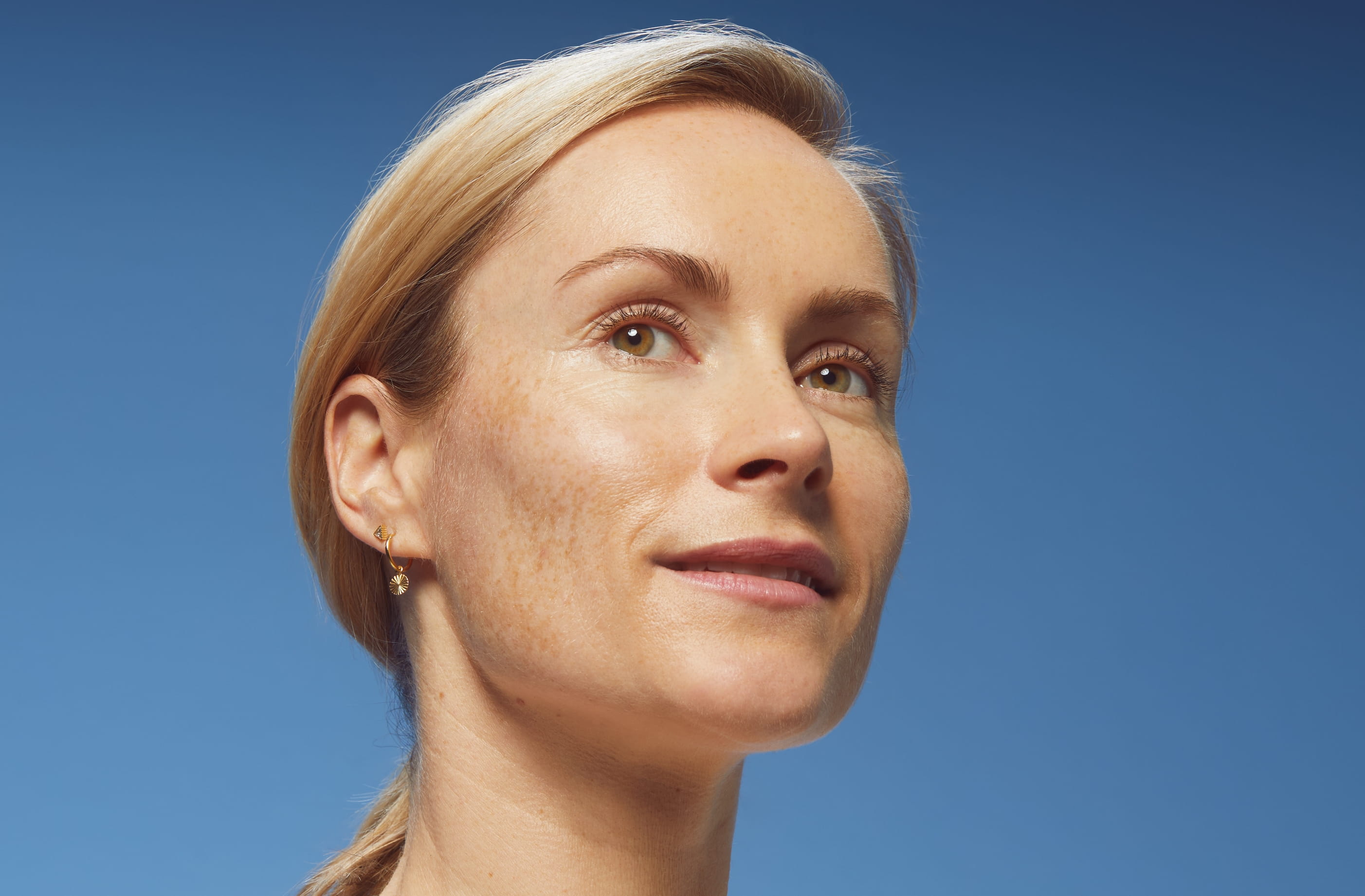 žena použití krému Nivea na obličeji