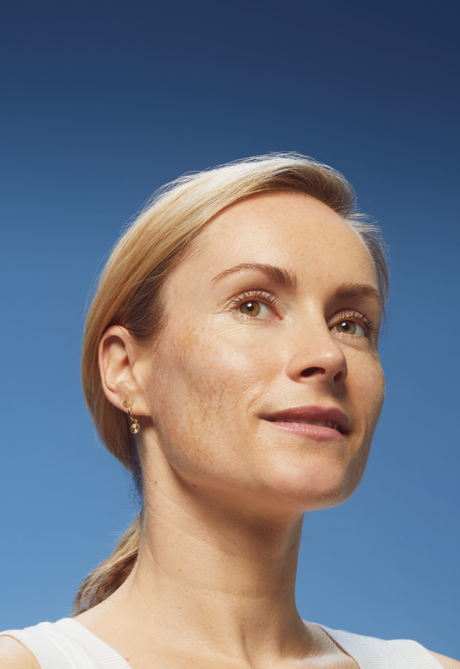 kvinna framför blå bakgrund