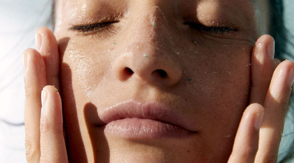 mulher com as mãos no rosto