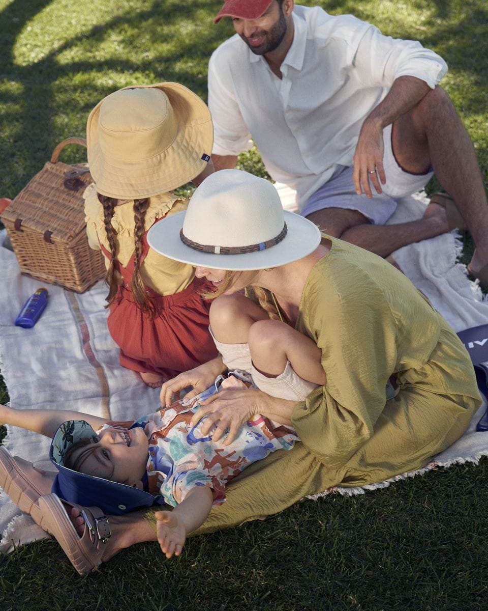 Protege tu piel de la luz indirecta del sol cuando estés en el agua o a la sombra
