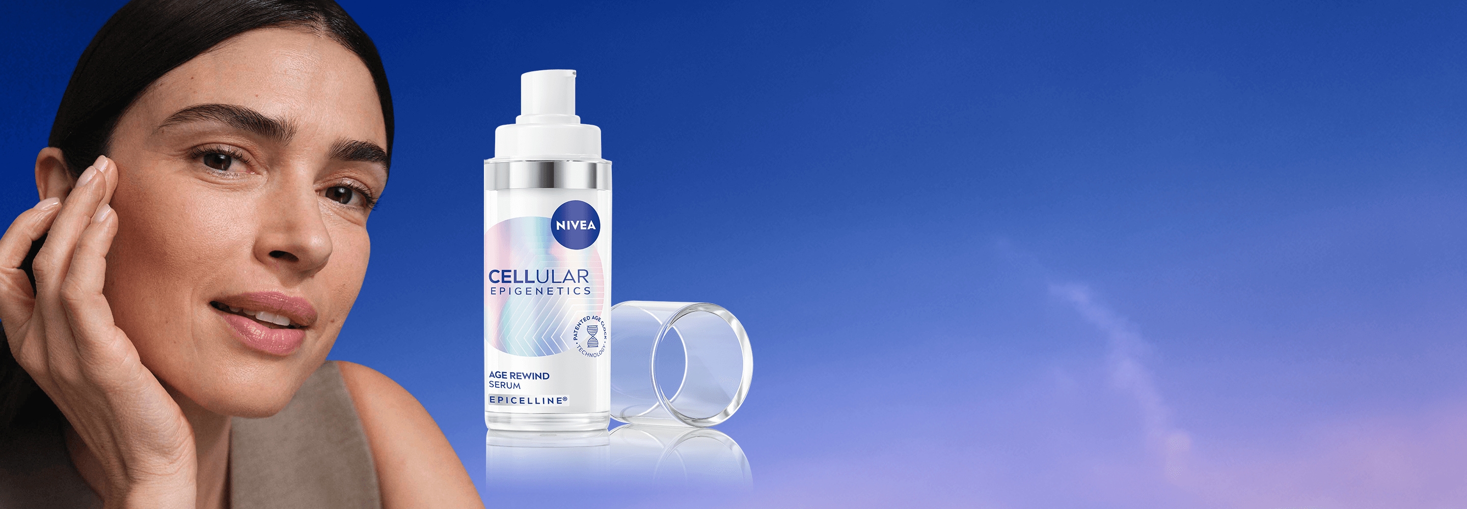 Suoraan katsova nainen, taaksepäin menevä aikaikoni kuvattuna kasvojensa päällä.