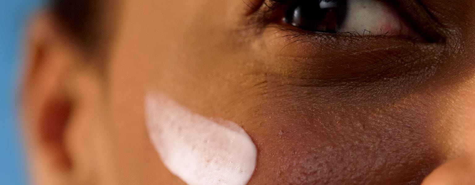 tre giovani donne che utilizzano la gamma Nivea Cellular Luminous