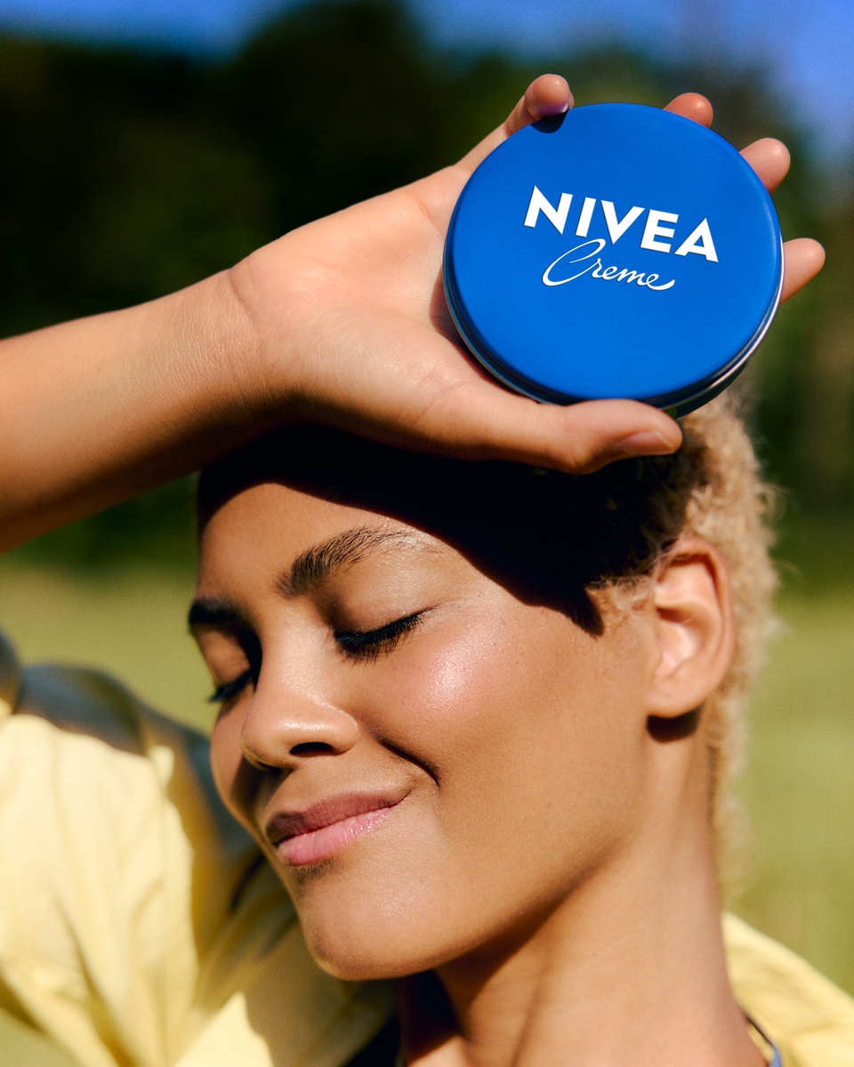 vrouw met een Nivea Q10 gezichtscrème