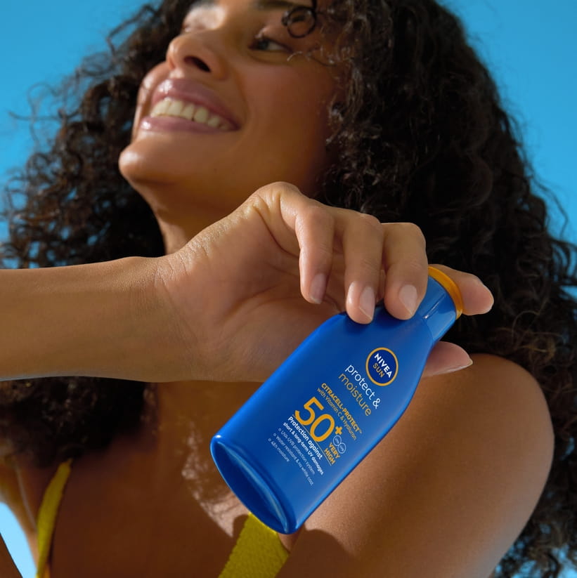 Jeune femme utilisant NIVEA Protect & Moisture SPF 50+