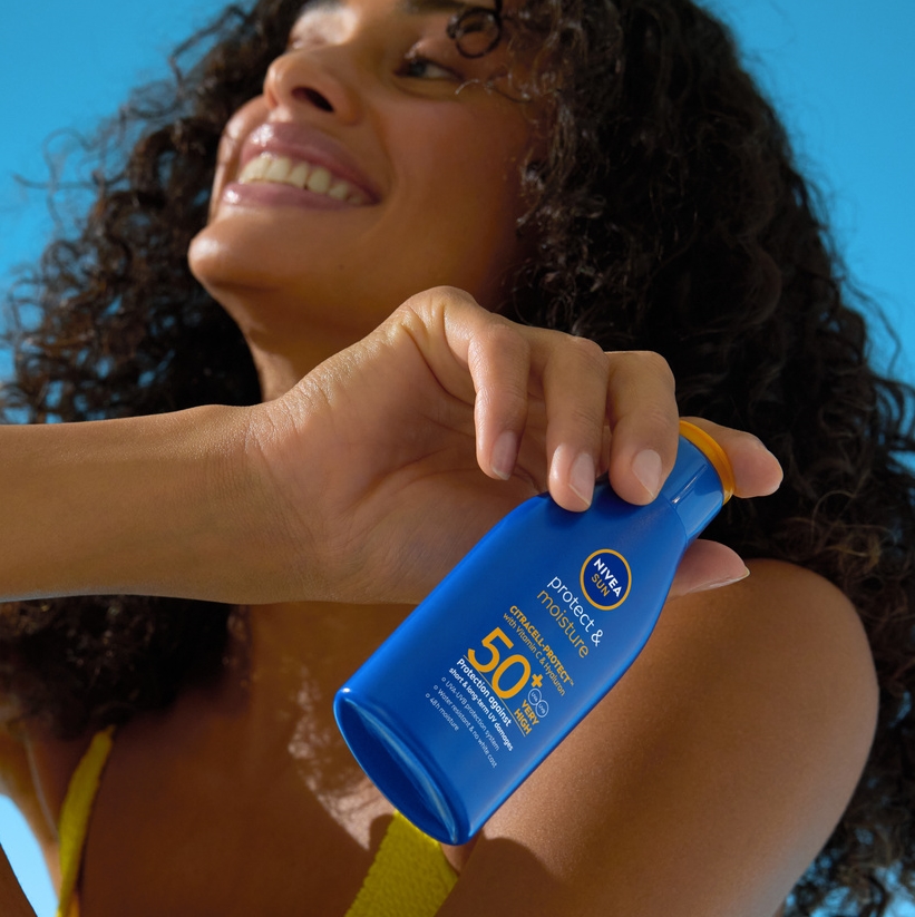 Joven utilizando NIVEA Protect & Moisture SPF 50+