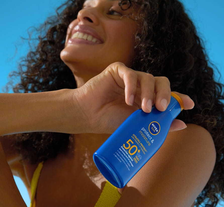 Jonge vrouw die NIVEA Protect & Moisture SPF 50+ gebruikt