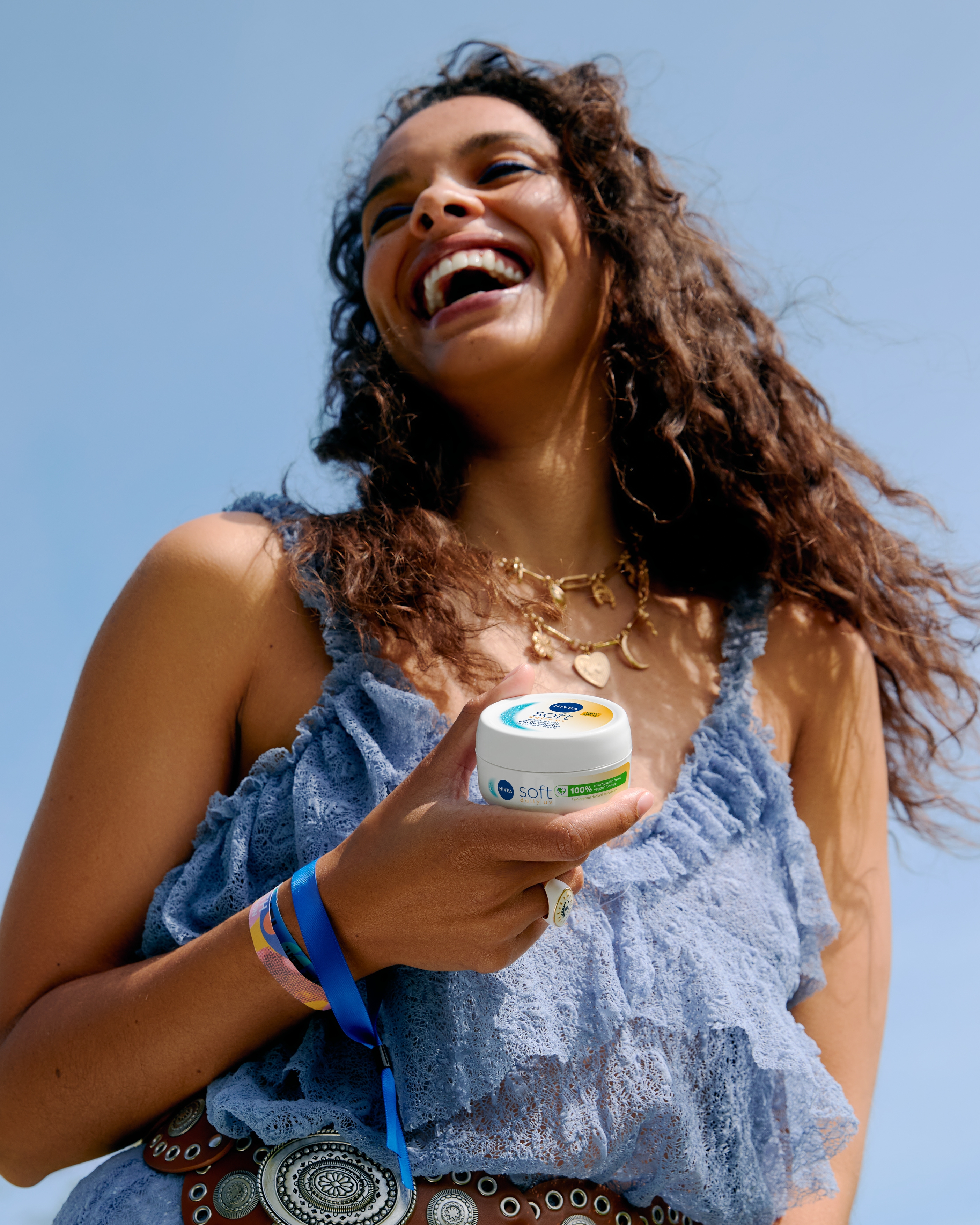 kvinna som skrattar och håller i NIVEA soft