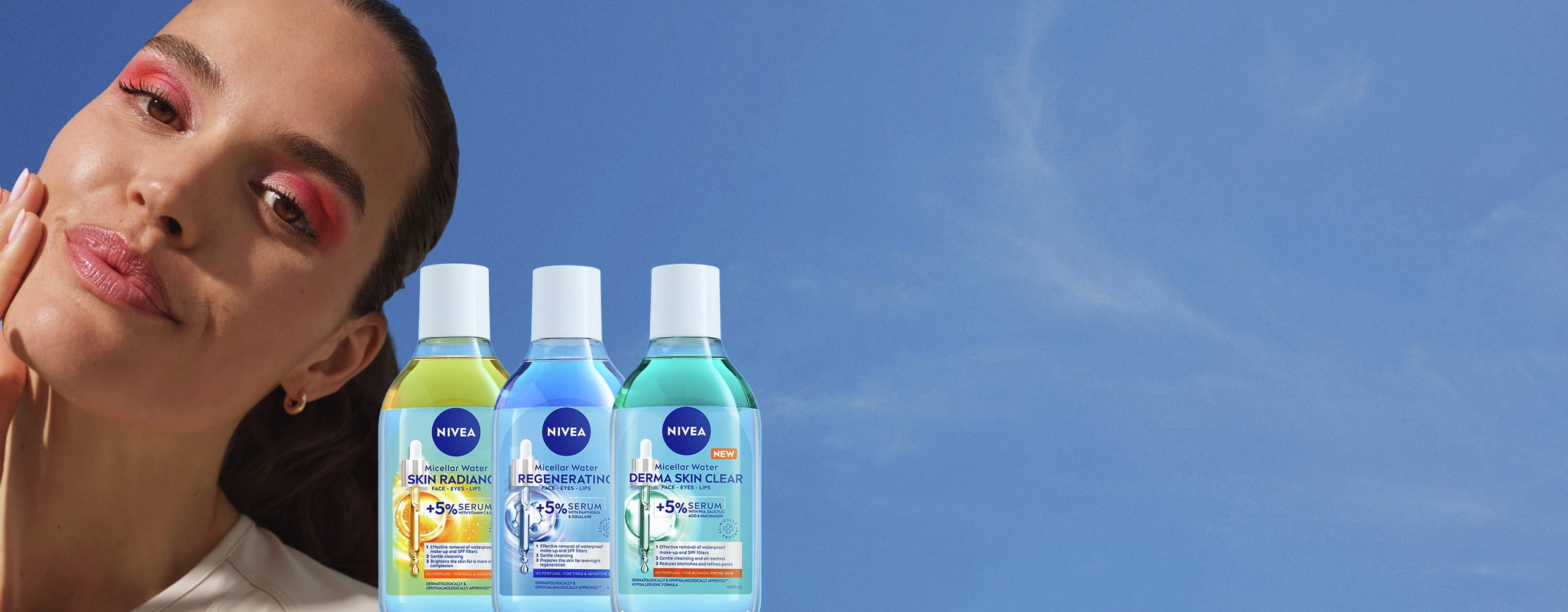 Kvinna ler. Det står micellärprodukter på en rad bredvid.