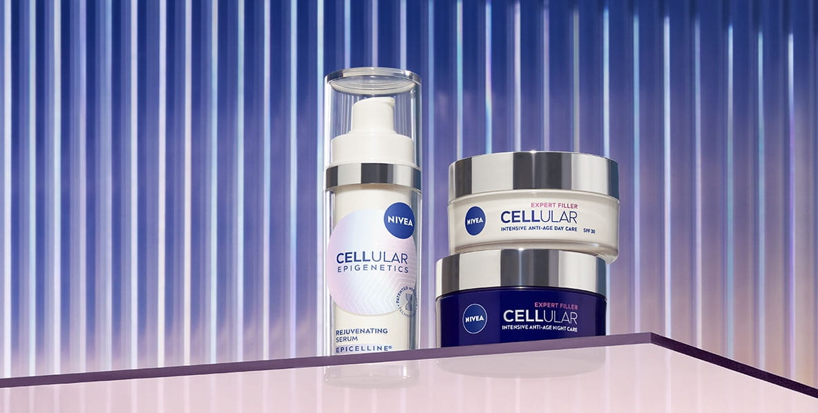 Trzy produkty umieszczone na szklanej półce to: serum NIVEA Epigenetics, Krem na Dzień oraz Krem na Noc.