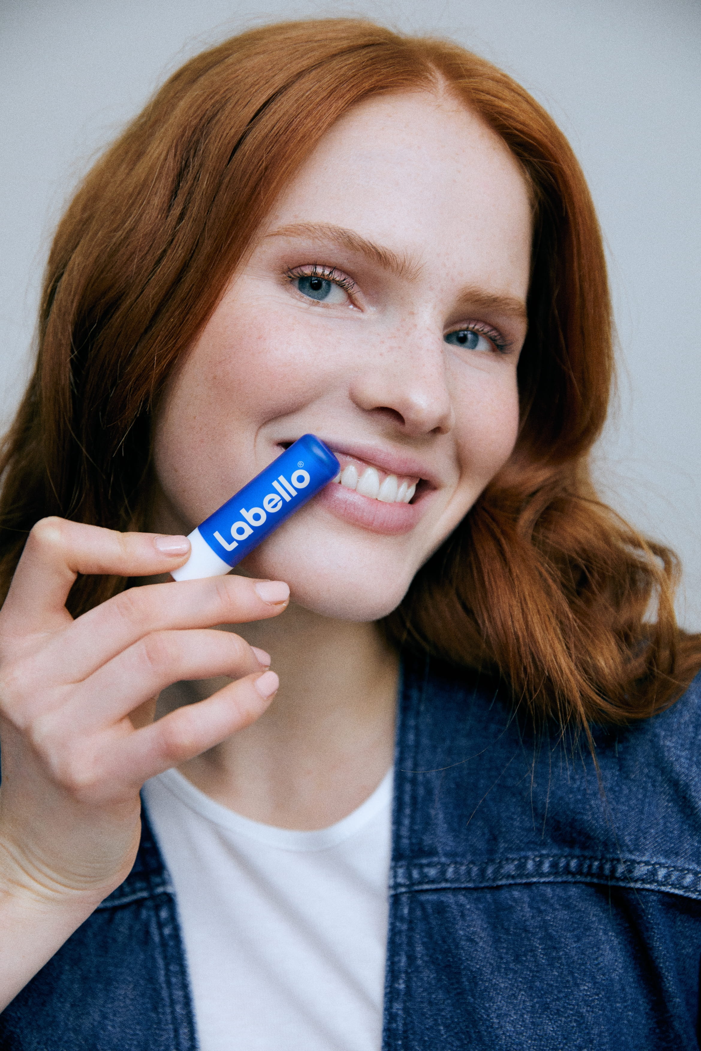 mulher a colocar batom