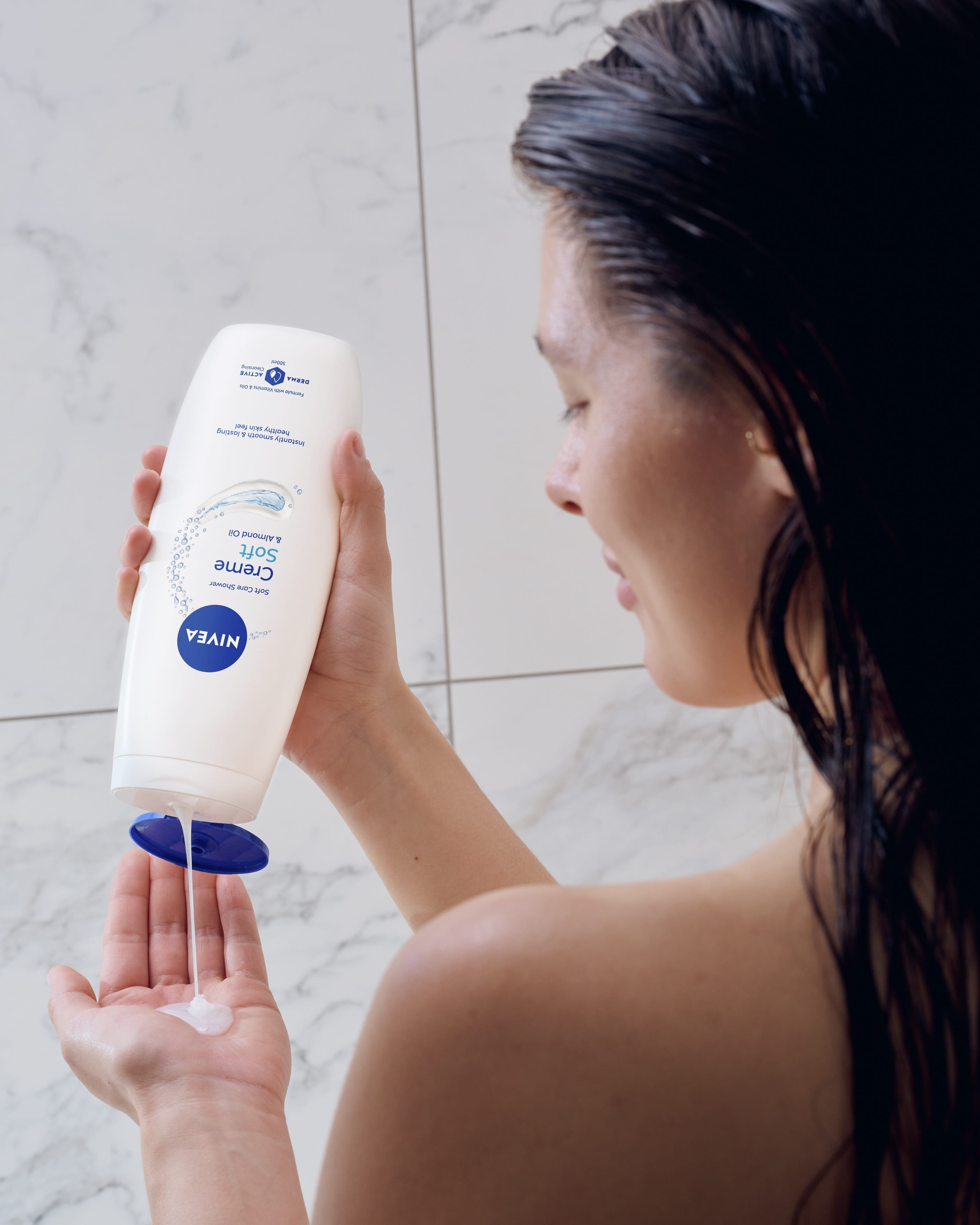 kvinna som använder Nivea duschgel