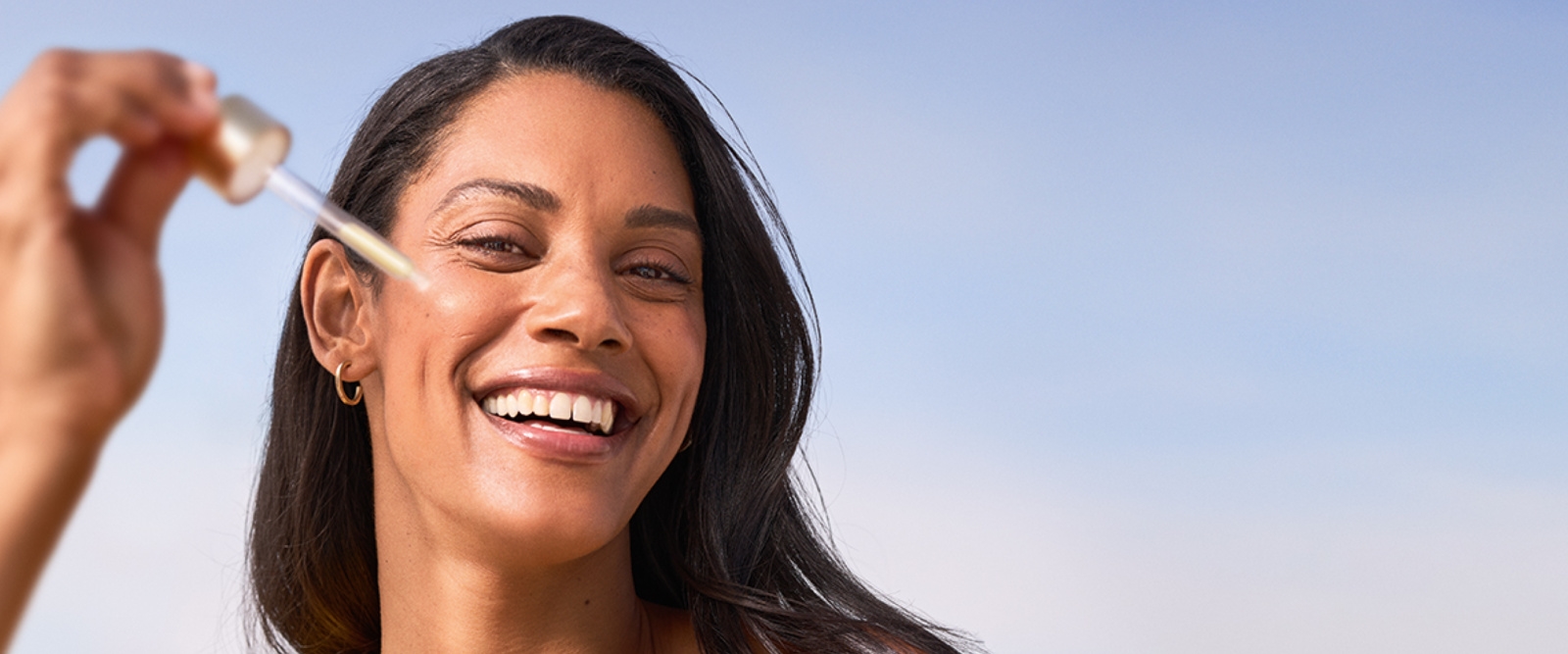 jonge vrouw die Nivea-serum aanbrengt