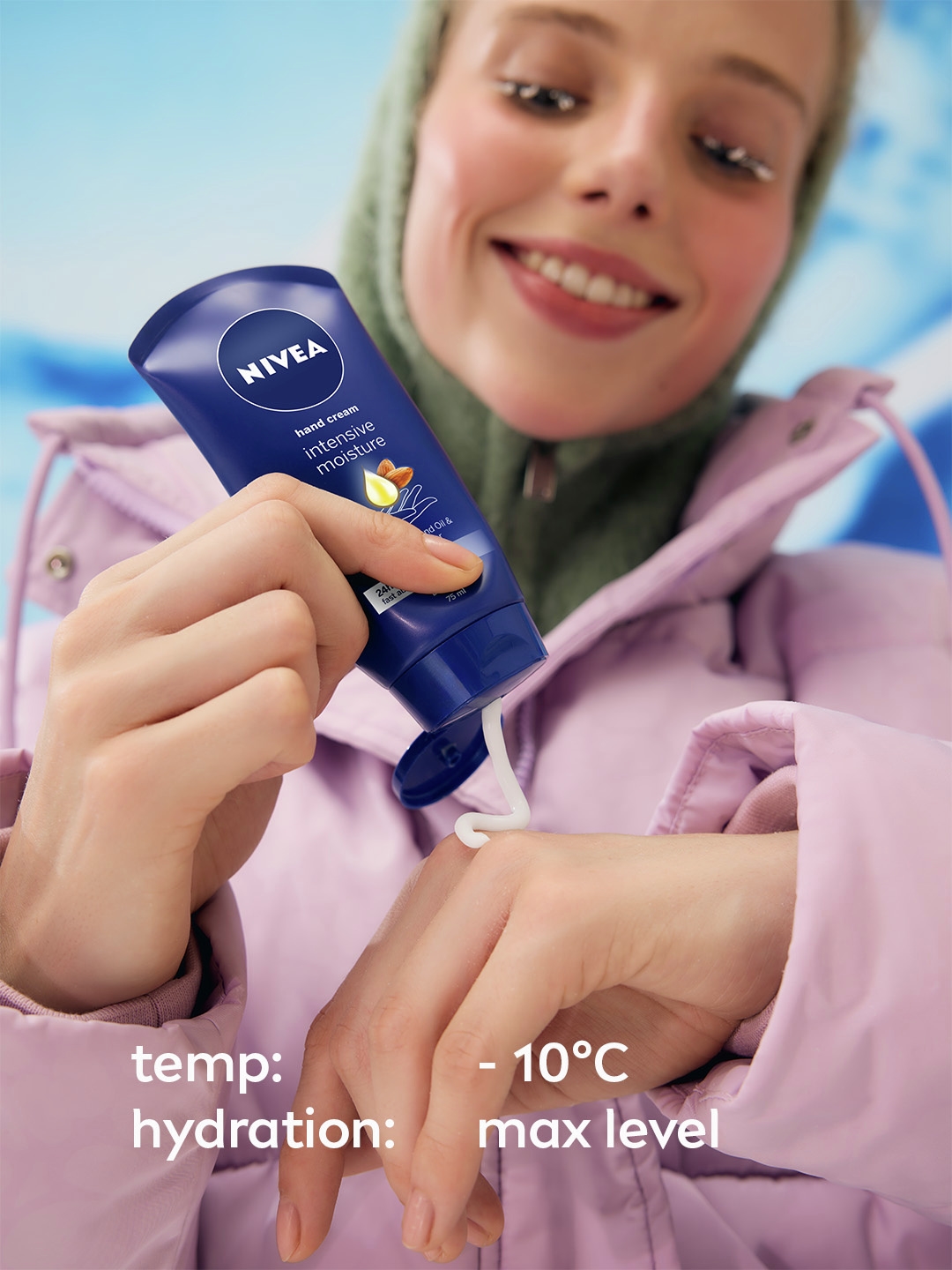 kobieta stosująca krem ​​do rąk