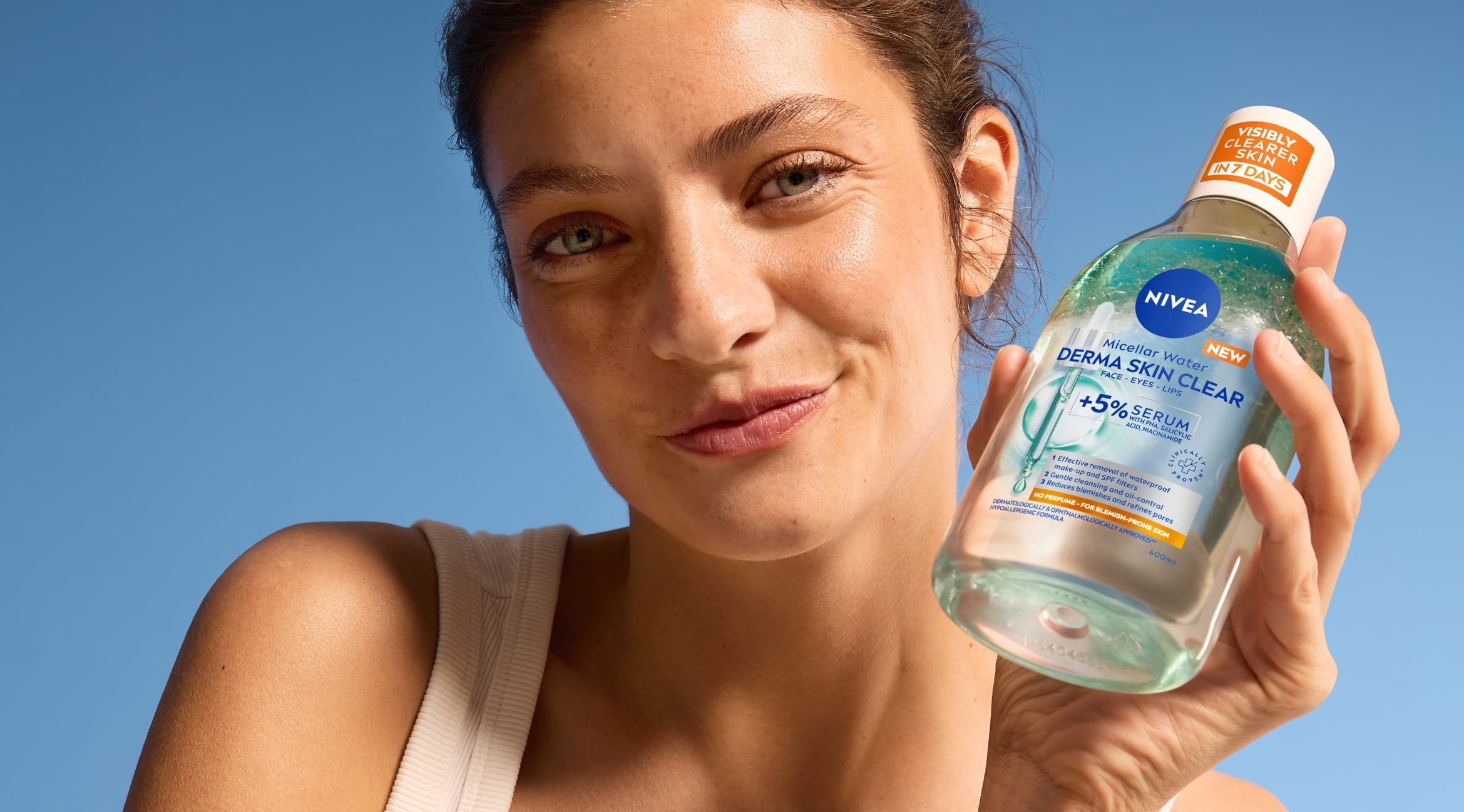 kvinna i linne håller upp NIVEA Derma Control micellarvatten