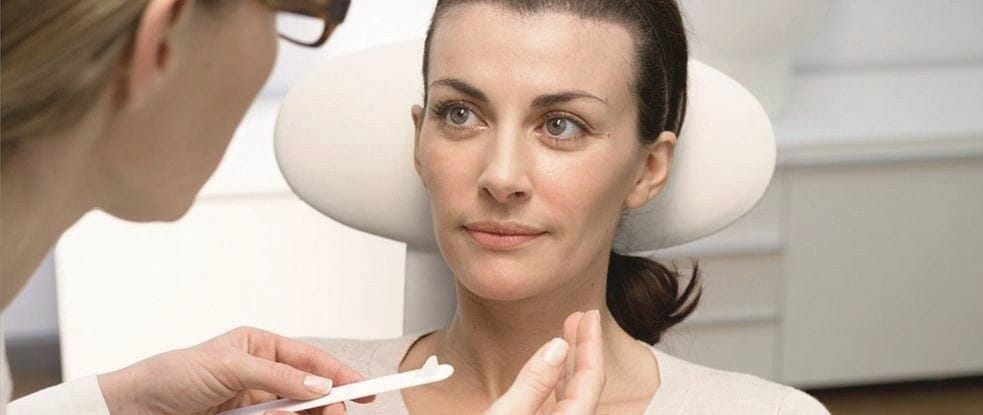 Frau erhält Hautberatung in einer klinischen Umgebung – vertrauensvolle Betreuung.