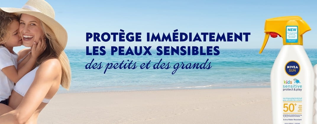 Kids Sun +50 avec maman qui porte son fils à la plage