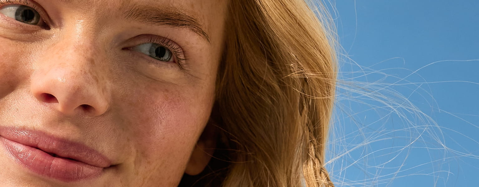 donna dai capelli biondi che si tocca il viso