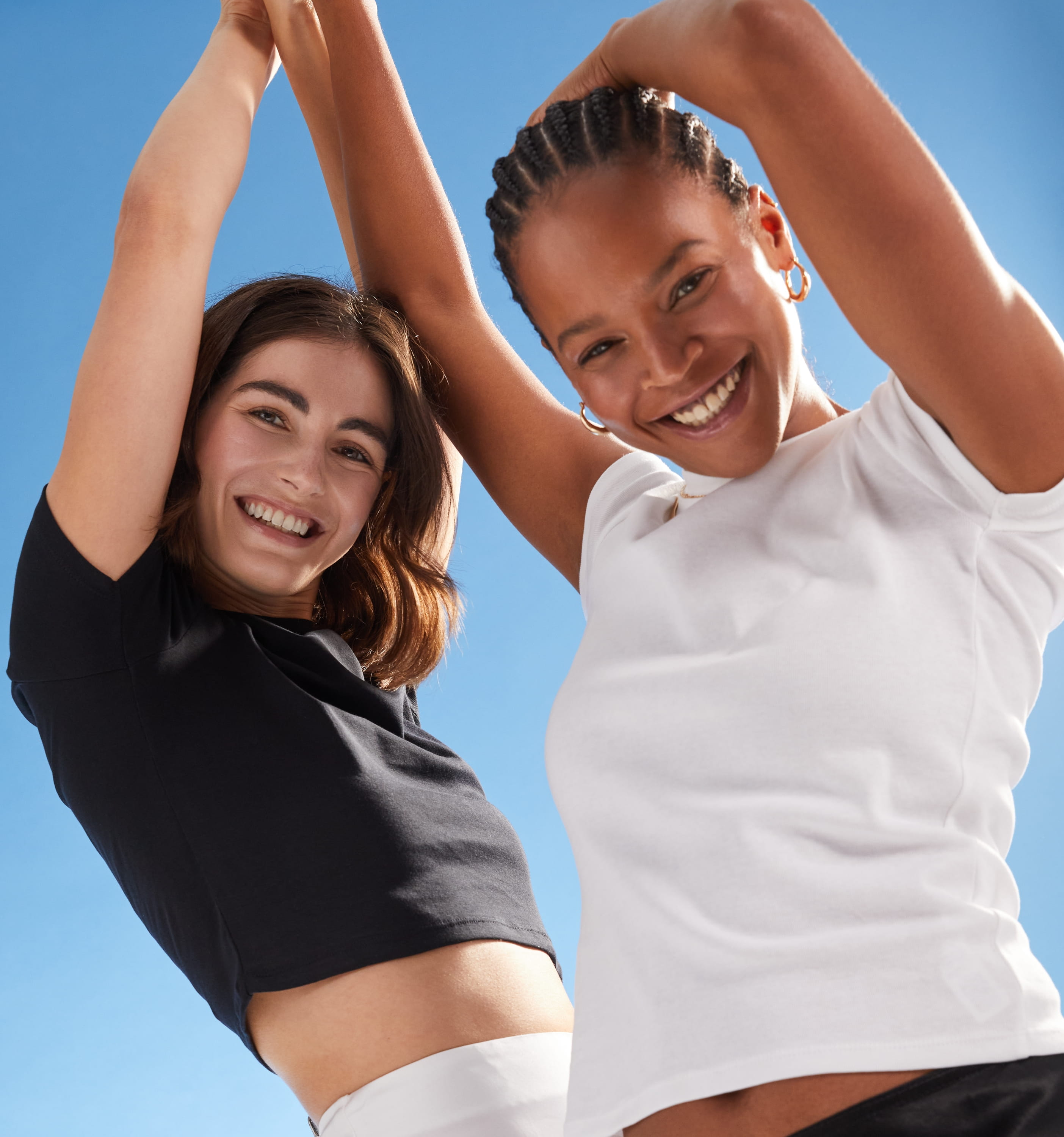 Två kvinnor, en i vit t-shirt och en i svart t-shirt