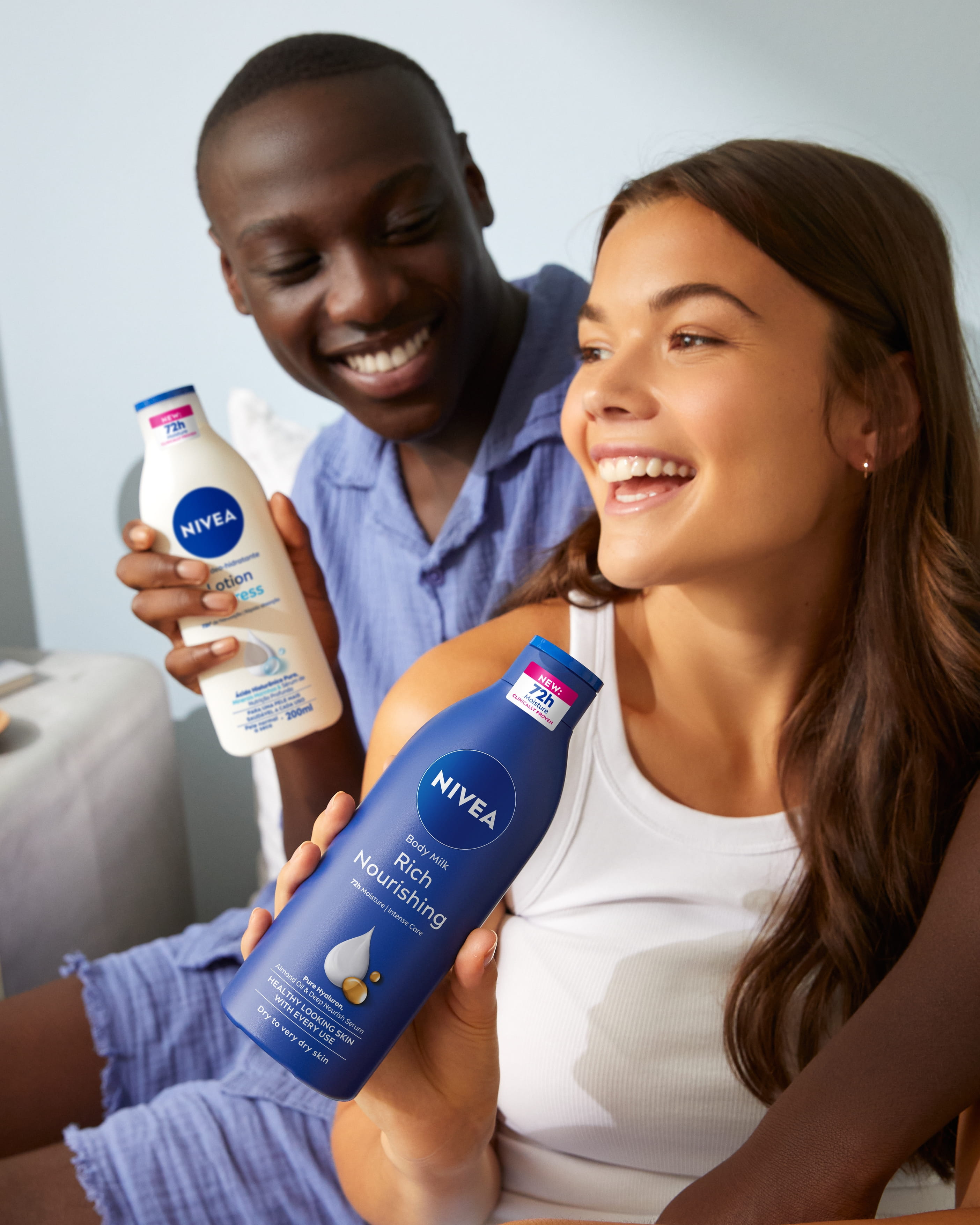 Kvinde anvender bodylotion