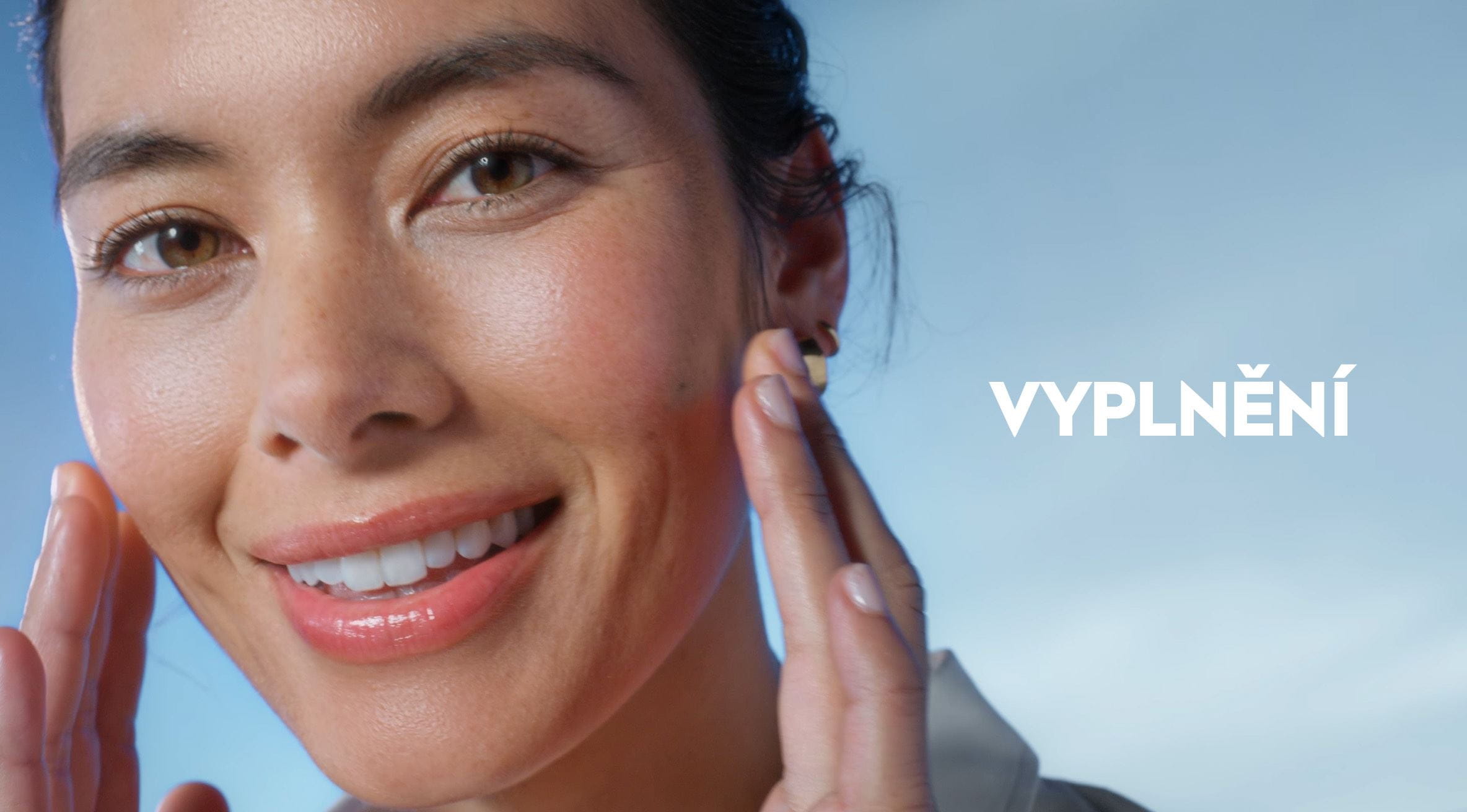 Žena s vyplněnou a zdravou pletí po použití NIVEA Vyplňujícího hyaluronového séra CELLULAR Expert Filler