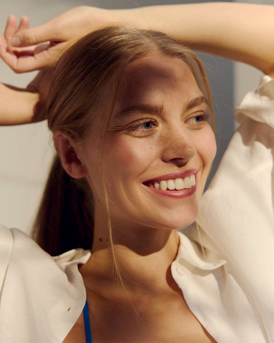 femmes blondes souriantes