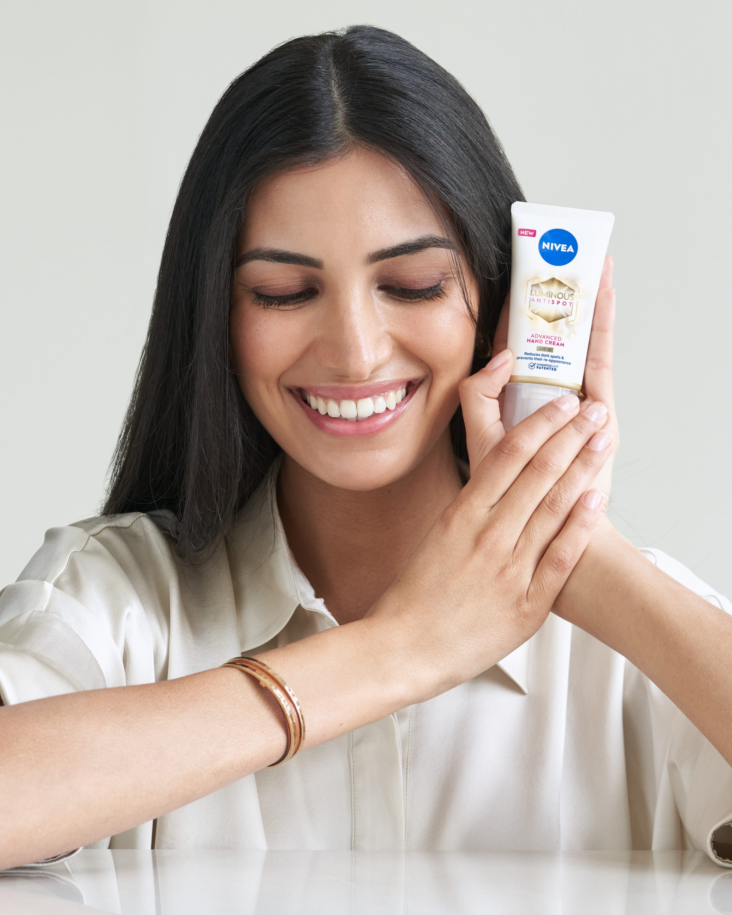 fiatal nő Nivea Luminous Anti Spot kézkrémet használ