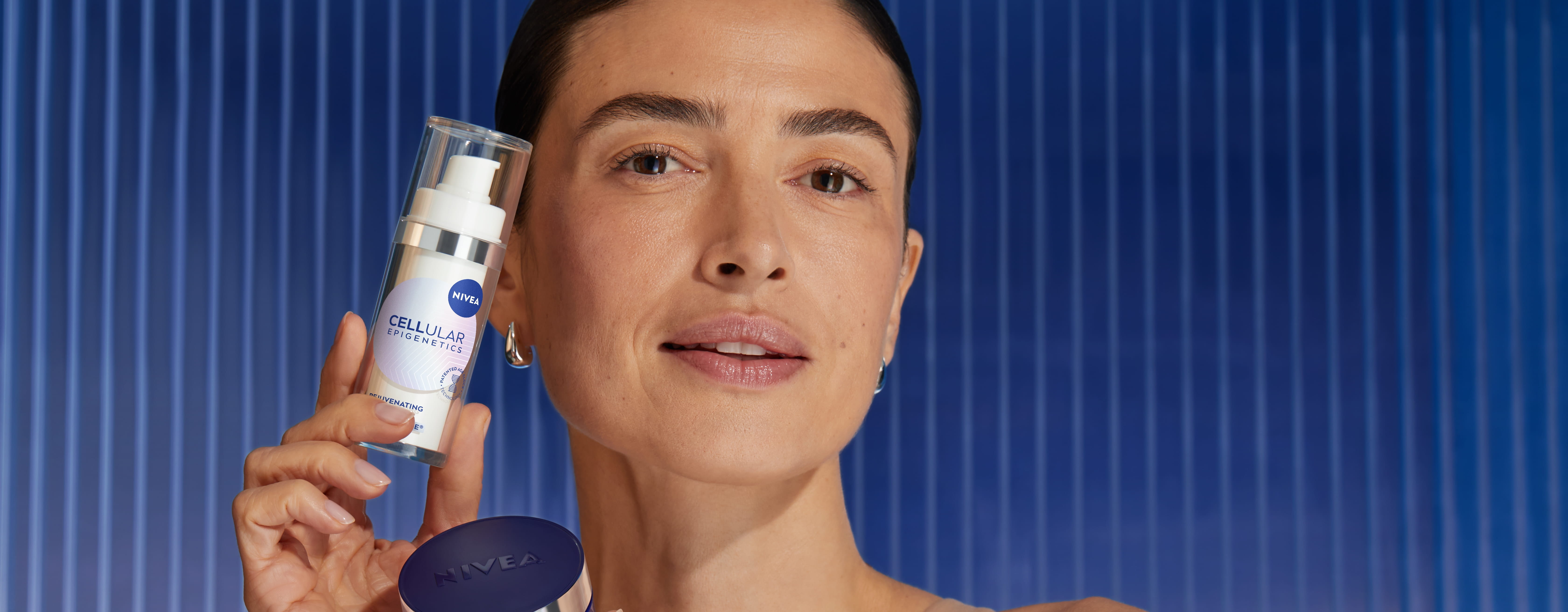 Jeune femme utilisant Nivea Epigenetic