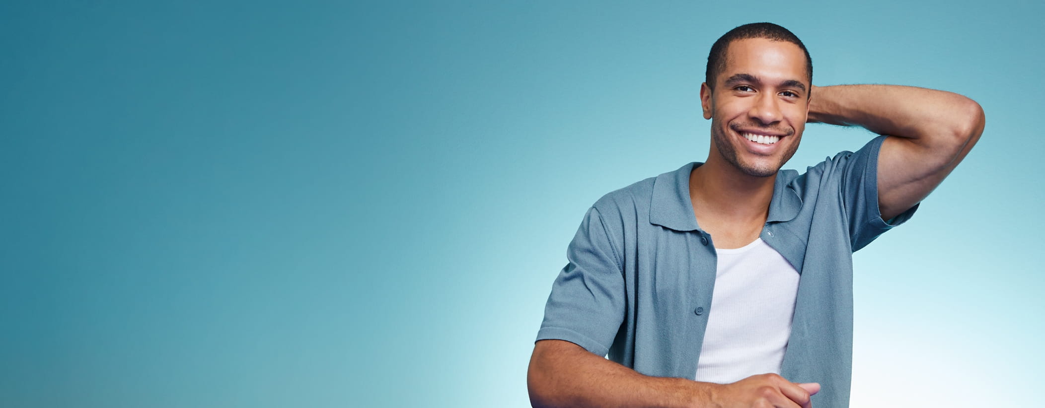 donna con in mano un deodorante Nivea