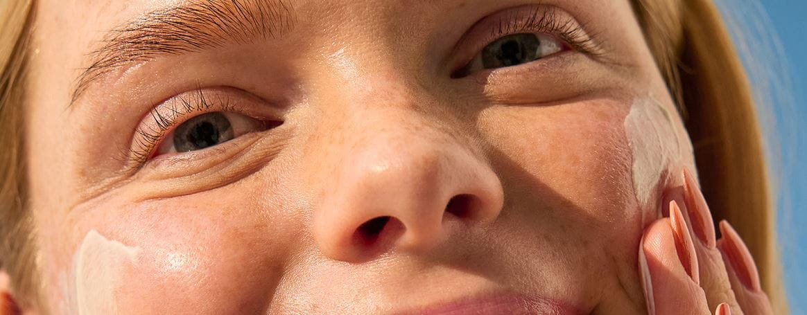femme sans duvet de pêche sur le visage