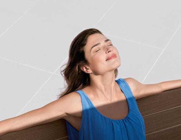 vrouw die in de zon staat