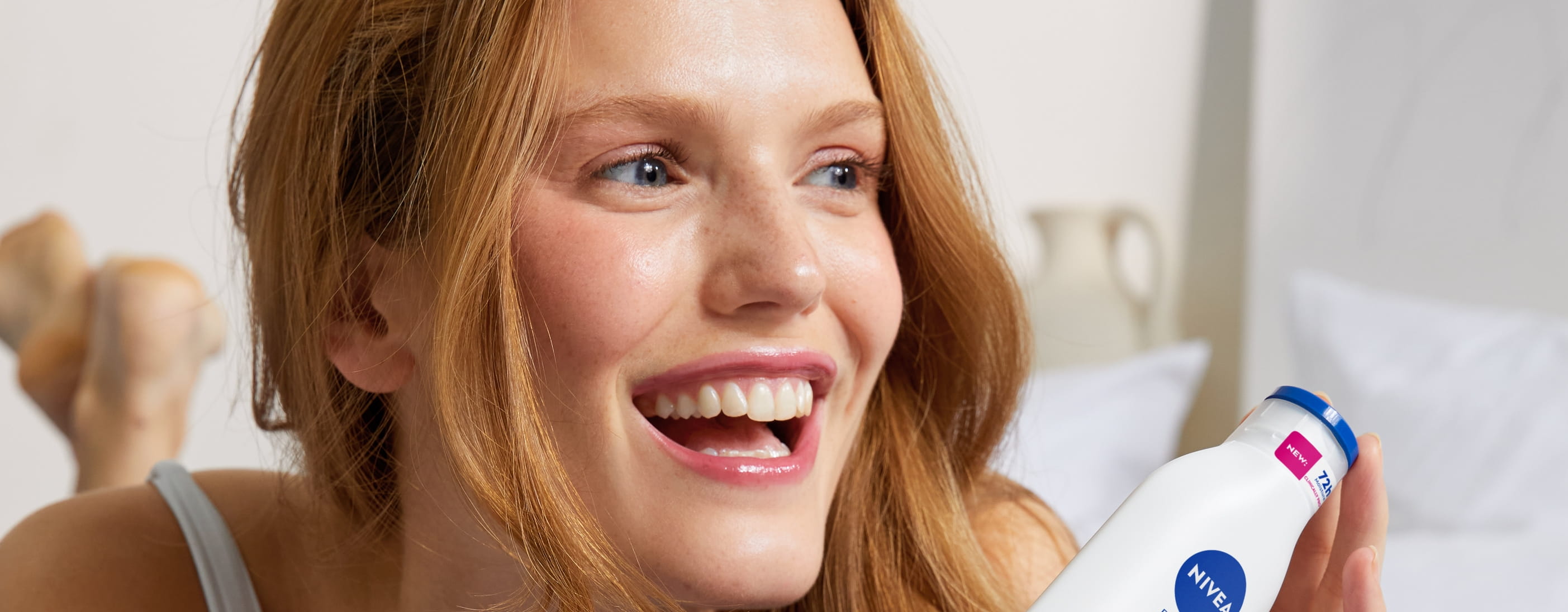 Młoda kobieta używająca balsamu do ciała Nivea Express Hydration