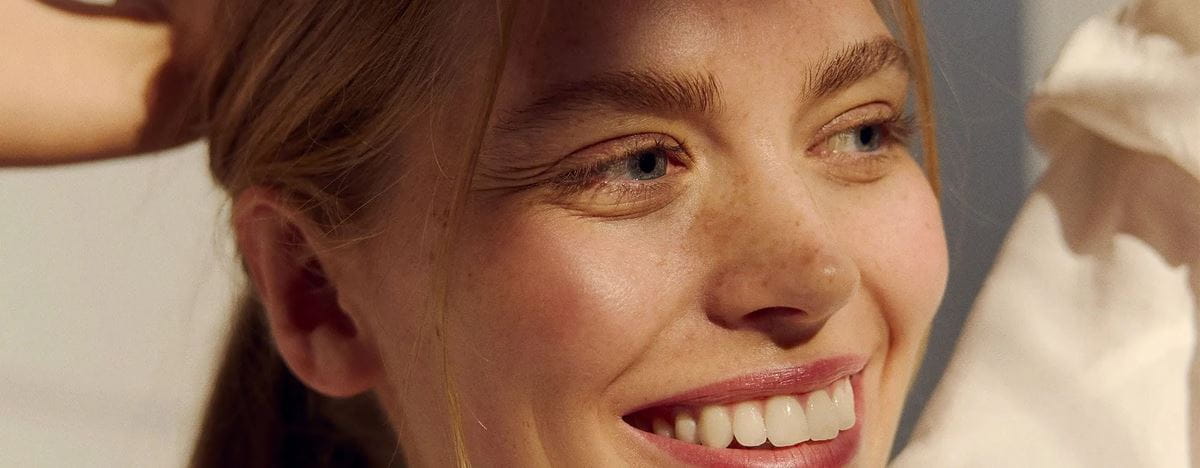 jonge vrouw die Nivea Hydra Skin Effect gezichtscrème gebruikt