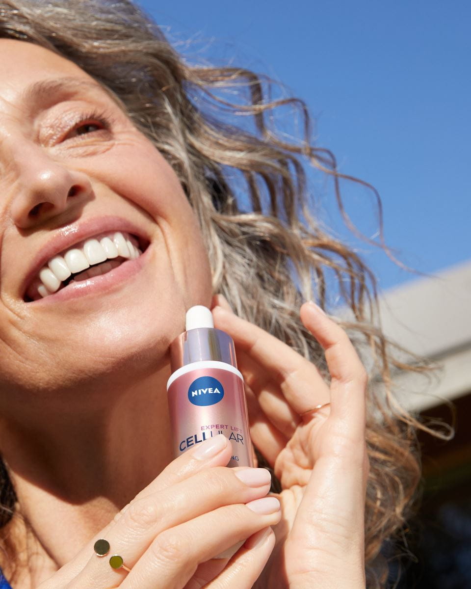 Frau, die Nivea Cellular Serum verwendet