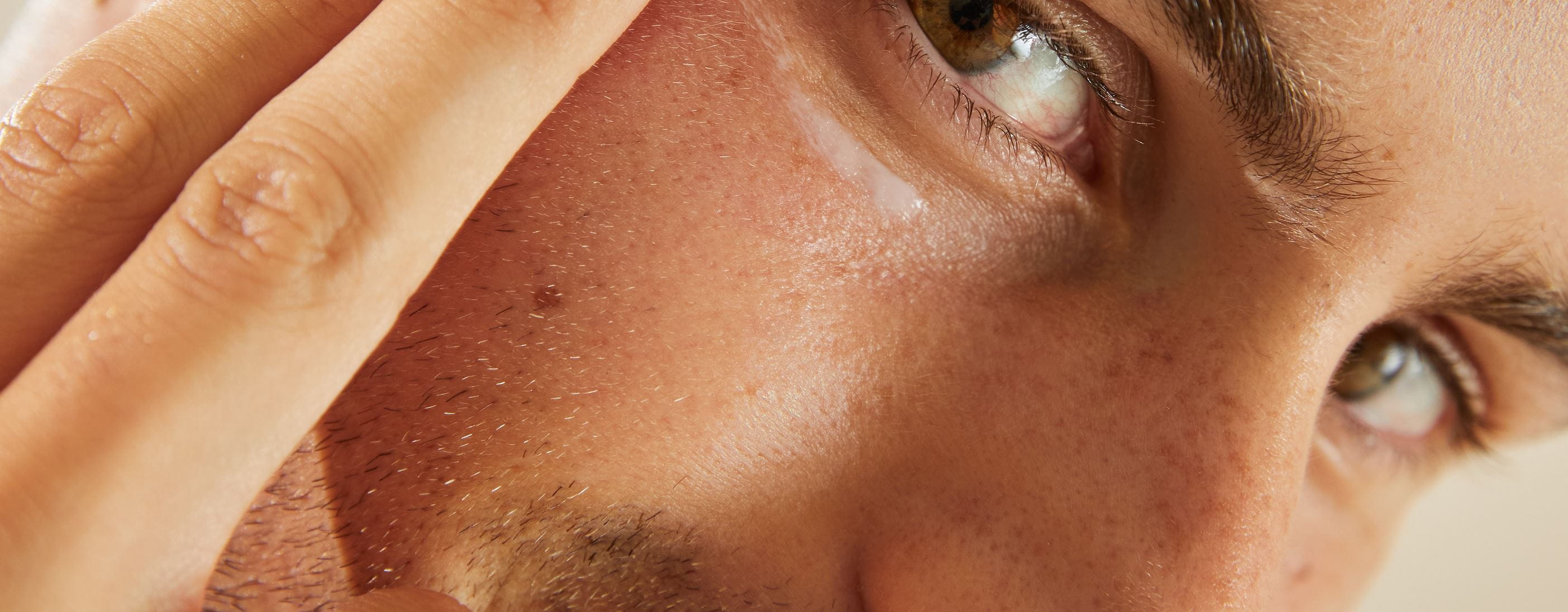 homme avec des poches sous les yeux
