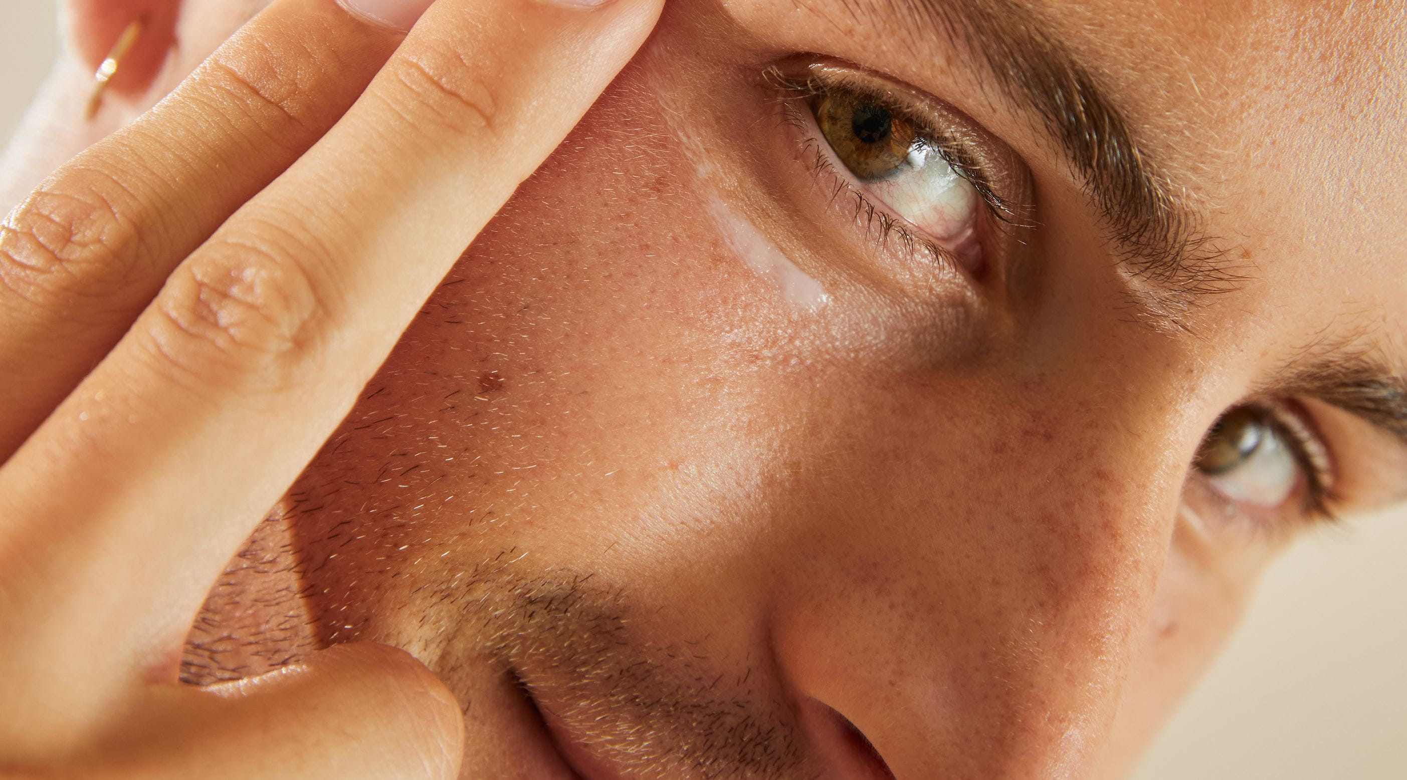 homme avec des poches sous les yeux