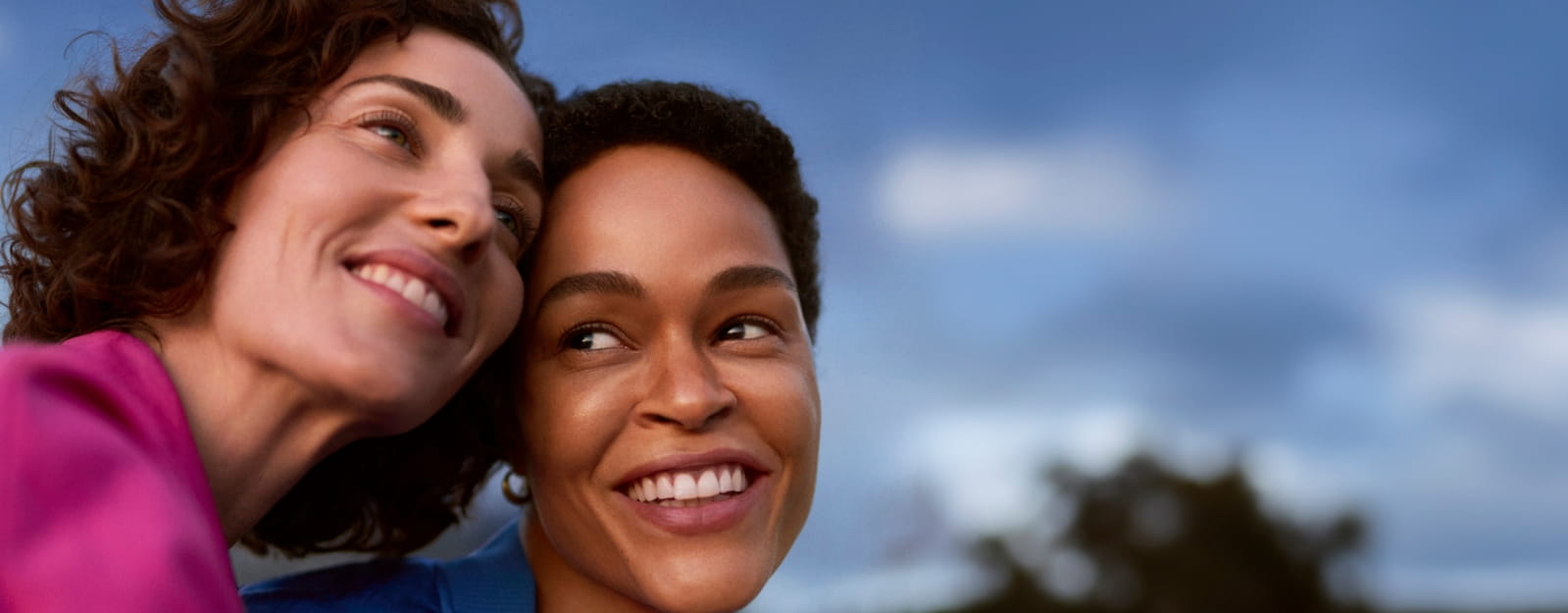 dos mujeres sonriendo