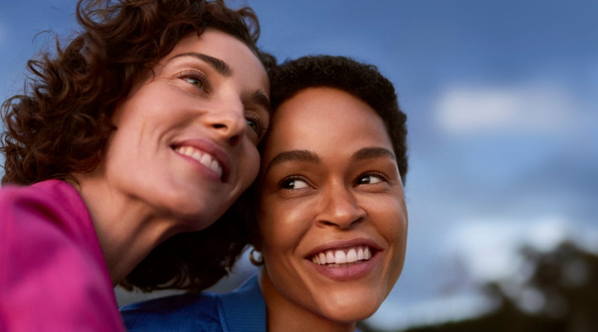 dos mujeres sonriendo