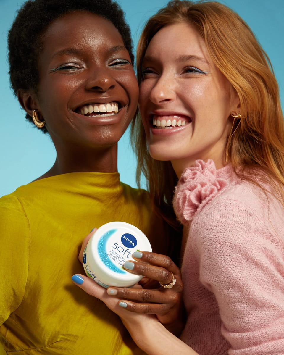 Zwei Frauen verwenden Nivea Soft Feuchtigkeitscreme für Gesicht, Körper und Hände