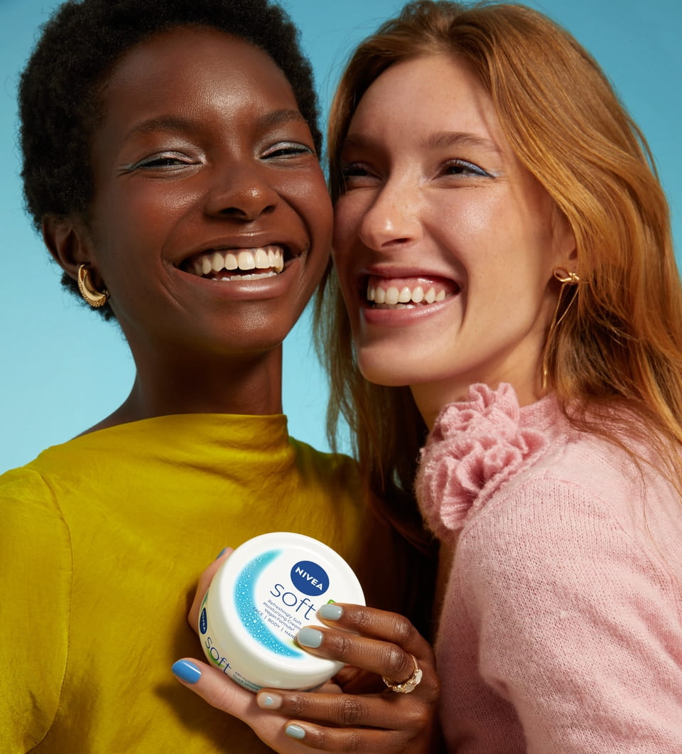 Zwei Frauen verwenden Nivea Soft Feuchtigkeitscreme für Gesicht, Körper und Hände