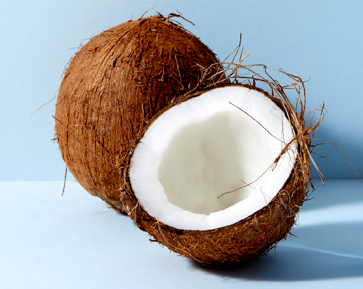 Mujer colocándose crema en el cuerpo