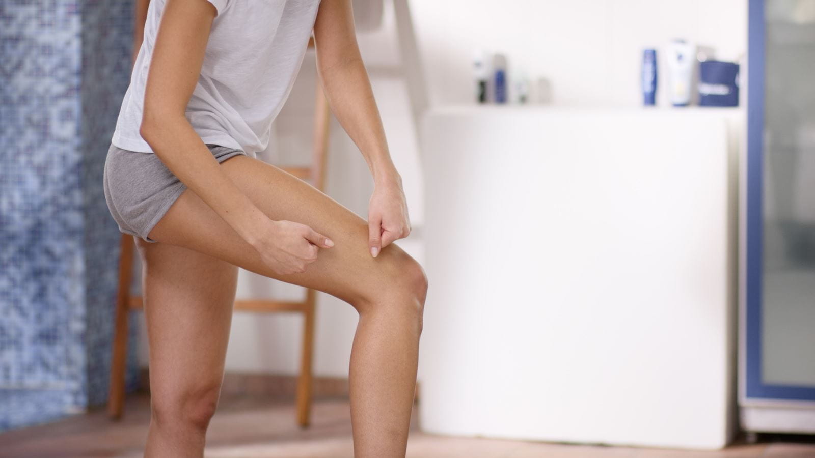 Frau trägt Nivea Bodylotion auf